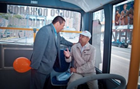 В «Читающем троллейбусе» уфимцы проехали с журналистами из «Шонкара» и «Агидели» 