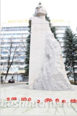 В Уфе состоялось возложение цветов к памятнику Шагиту Худайбердину  