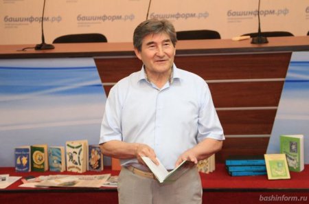 В Уфе писатель-сатирик Марсель Салимов обличал взяточничество и оптимизацию